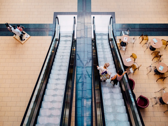 stairs-restaurant-people-women